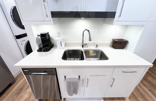 Pickering House | Bright Luxury Unit+ free Parking