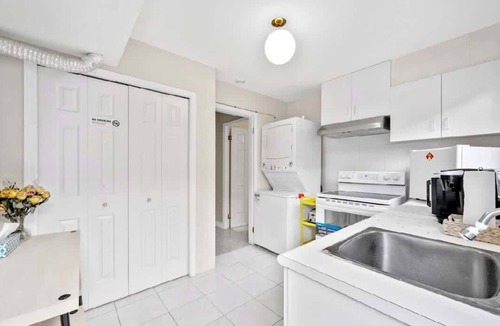 Steveston House | Bright Maple Suite