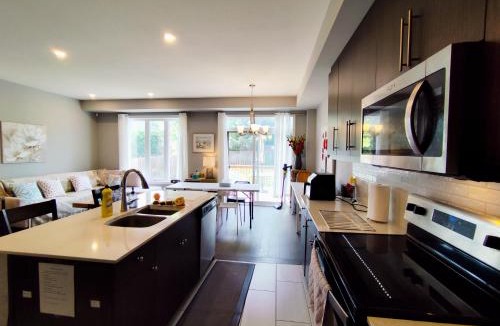 London House | Bright Master Queen Room in London near Western Costco T&T