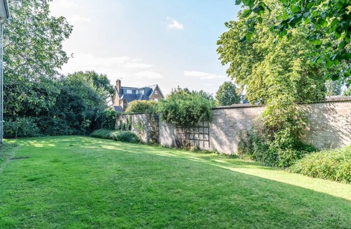 Fulwell and Hampton Hill Apartment | Bright modern 1 bed near Bushy Park, Richmond and central London access