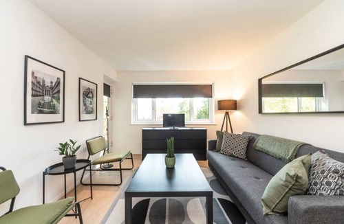 Fulwell and Hampton Hill Apartment | Bright modern 1 bed near Bushy Park, Richmond and central London access