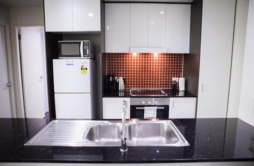 Lyneham Apartment | Bright modern 1BDR, wifi, parking, close to city
