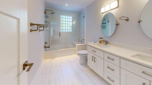 Wilmington Historic District House | Bright Modern 2BR 2BA with Balcony - King bed-Fast Wi-Fi 75 inch OLED TV