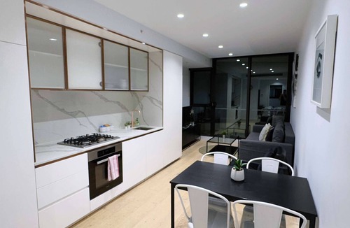 South Yarra Apartment | Bright & Modern 2BR Apt on Iconic Chapel Street
