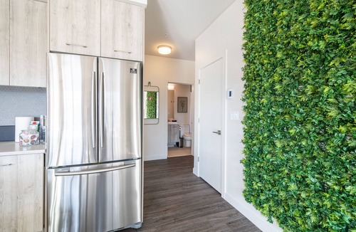 Old Strathcona Condo | Bright & Modern 2br Condo - Whyte Ave w/Parking Steps Away From U Of An