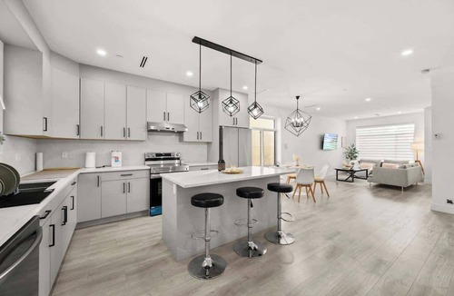 Vancouver South House | Bright Modern 3 Bedroom Suite in Vancouver