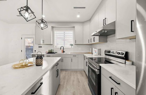 Vancouver South House | Bright Modern 3 Bedroom Suite in Vancouver