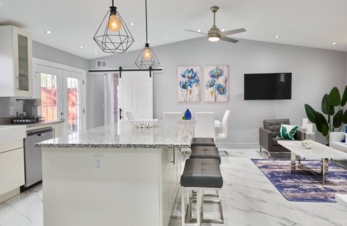 Southgate House | Bright Modern 3BD House close to Dwnt & Beaches