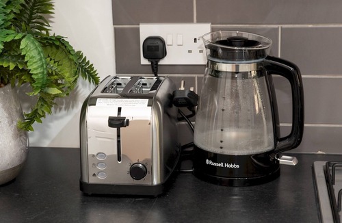 Burnt Oak House | Bright & Modern 3BR - 5 Mins to Tube, Free Parking | Pass The Keys