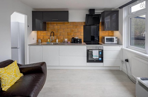 Riverside Apartment | Bright & Modern 4Bed 2Bath 2Mins to Tube