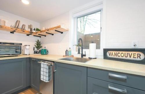 Downtown Vancouver Apartment | Bright & Modern Basement Apartment DT N'hood