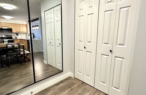 Sappertown Apartment | Bright Modern Condo Near SkyTrain & Hospital