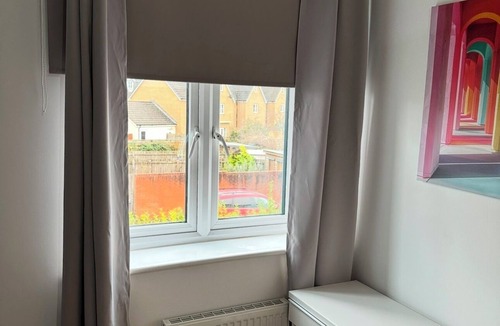 Clyst St Mary House | Bright Modern Entire Open-Plan Home –with off street Parking Included
