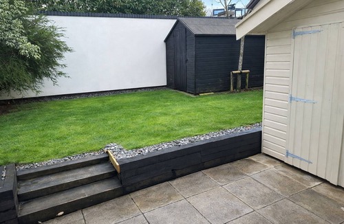 Clyst St Mary House | Bright Modern Entire Open-Plan Home –with off street Parking Included