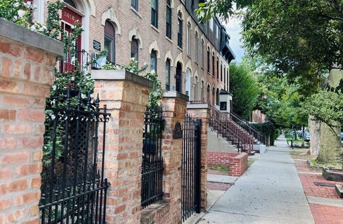 Sheffield and DePaul Apartment | Bright& Modern Gateway Near DePaul University FREE Parking