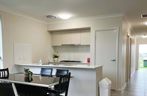 Cobbitty House | Bright Modern Home in Cobbitty with Parking