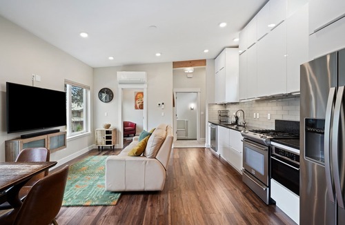 Bend House | Bright & Modern Near Downtown & 1st Street Rapids - Walk Downtown Along River