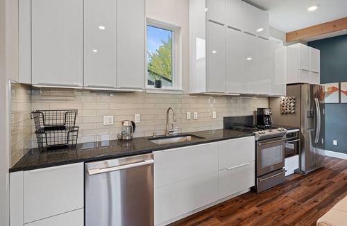 Bend House | Bright & Modern Near Downtown & 1st Street Rapids - Walk Downtown Along River