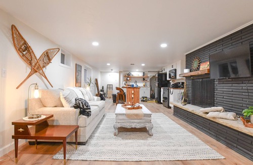 Allouez Apartment | Bright & Modern Open Concept Studio I Fireplace