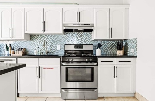 West Colfax Apartment | Bright+Modern Retreat | King Bed | Sloans Lake 30+