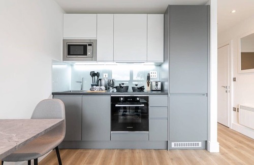 East Grinstead Apartment | Bright & Modern Studio Apartment in East Grinstead