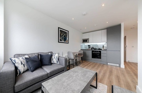 East Grinstead Apartment | Bright & Modern Studio Apartment in East Grinstead