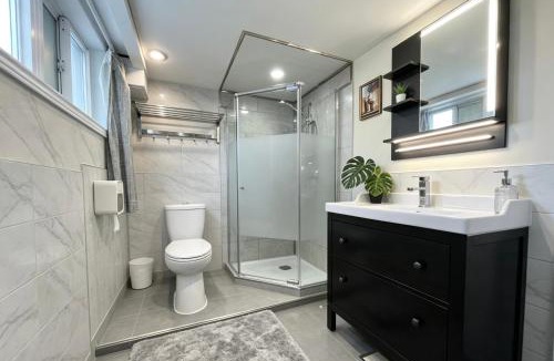 Sullivan House | Bright&Modern Space Perfect for couple and Family Step to public transit in Toronto