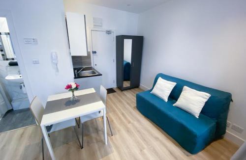Seven Sisters Apartment | Bright & Modern Studio Flat - 10 min walk to tube