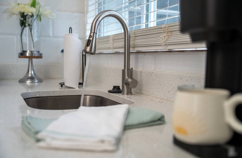 Sanford Apartment | Bright Modern Studio, Sleeps 3