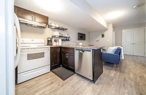 Jasper Place House | ★Bright Modern Suite ★ Netflix - WiFi ✔Long Stays ★ Clean