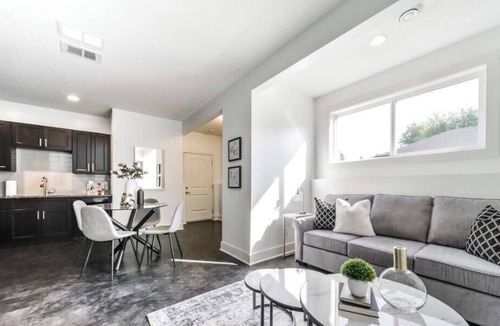 Jasper Place Apartment | Bright Modern Suites - King Beds - NFLX - WiFi - LongStays