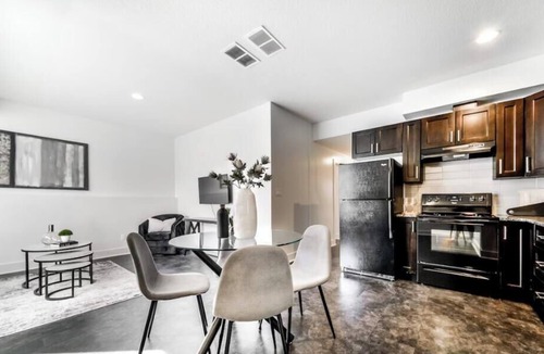 Jasper Place Apartment | Bright Modern Suites - King Beds - NFLX - WiFi - LongStays