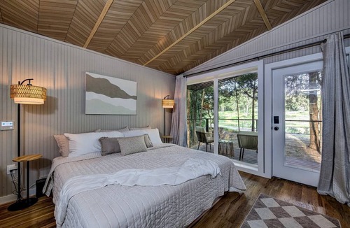 Alvord Cabin | Bright Modern Treehouse with Pickleball Court Near LBJ Grasslands | Alvord, Texas
