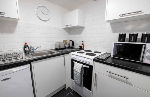 Glenisla Apartment | ☆ Bright, Modern West-End Apartment ☆