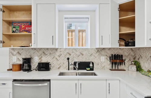Burnaby House | Bright New Modern 2BR/2BA Family Stay with A/C | Close to SFU and Brentwood