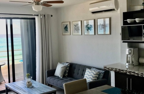 Zona Hotelera Villa | Bright Oceanfront Retreat for 6 - Balcony & Beach Access - Villas Marlin