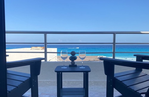 Zona Hotelera Villa | Bright Oceanfront Retreat for 6 - Balcony & Beach Access - Villas Marlin