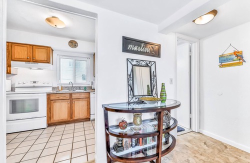 Seabreeze Park Condo | Bright Oceanfront Condo w/Balcony, Pool & Beach Access