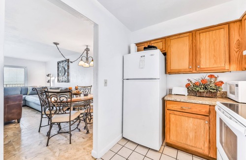 Seabreeze Park Condo | Bright Oceanfront Condo w/Balcony, Pool & Beach Access