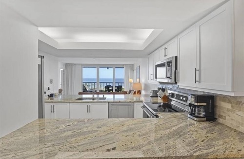 Park Shore Condo | Bright open 2 bedroom beachfront condo - CL0403