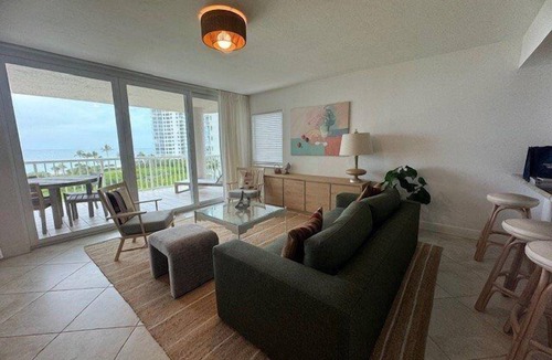 Park Shore Condo | Bright open 2 bedroom beachfront condo - CL0403