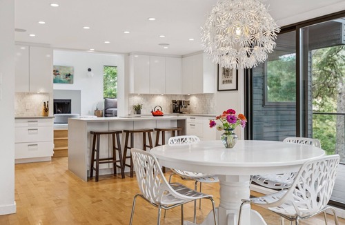 West Vancouver House | Bright open concept contemporary close to beaches, mountains. 3.5 bed, 2.5 bath