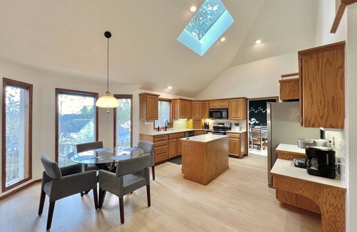Spokane House | Bright & Peaceful Home - Workspace - Hiking Trails