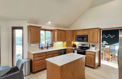 Spokane House | Bright & Peaceful Home - Workspace - Hiking Trails