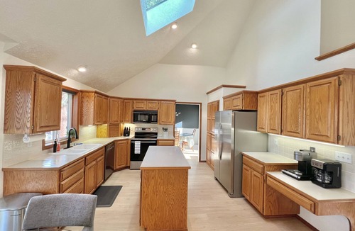 Spokane House | Bright & Peaceful Home - Workspace - Hiking Trails