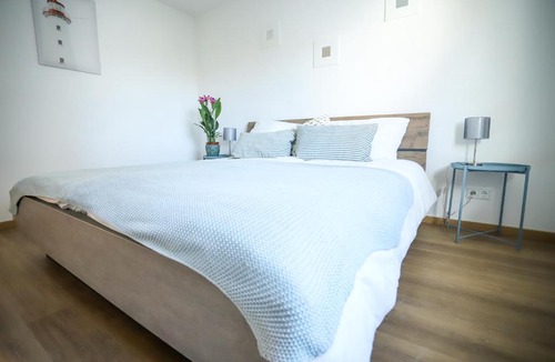 Lechhausen Apartment | BRIGHT - Perfect For 4 - Kitchen - Parking - Netflix