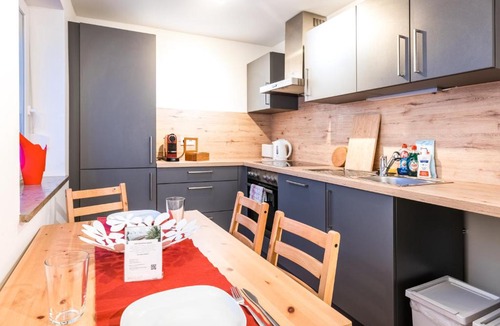 Lechhausen Apartment | BRIGHT - Perfect For 4 - Kitchen - Parking - Netflix