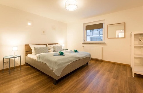 Lechhausen Apartment | BRIGHT - Perfect For 4 - Kitchen - Parking - Netflix