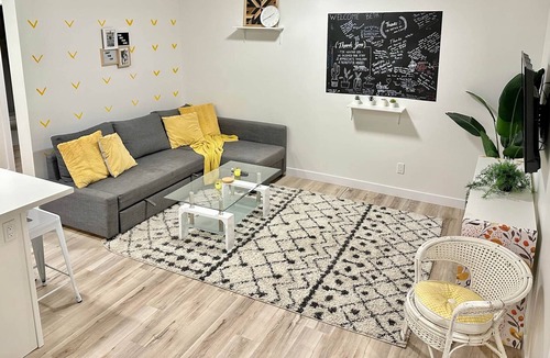 Northwest Edmonton House | Bright Pet Friendly ~ Sleeps 6 ~ 15min to WEM