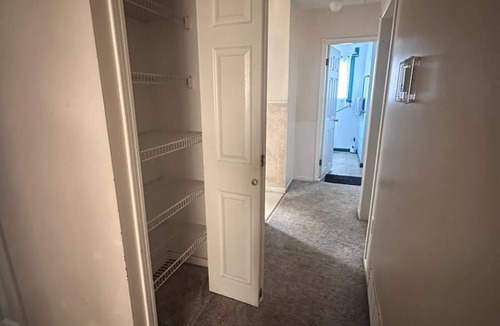 Jasper Place House | Bright Private Room in Safe Area – 10 Min Walk to Shops & Transit - Room No.2